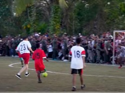 Jokowi Main Bola Bareng Anak-anak di Papua, Cetak Gol lalu Kebobolan