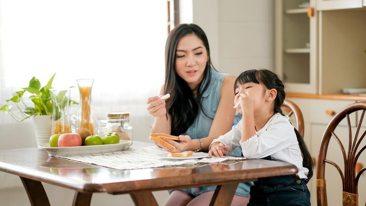 Kalimat orang tua yang dilarang diucapkan saat anak makan