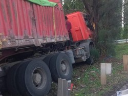 Kecelakaan 2 Truk Terperosok Parit di Tol Jatiasih Arah TMII, Lalin Macet