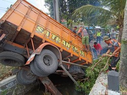 Hindari Tabrakan, Truk Muatan Pupuk Masuk Parit di Kulon Progo