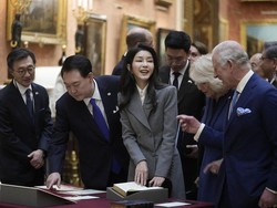 Gaya Ibu Negara Korea Selatan Selama Kunjungan ke Inggris, Dipuji Awet Muda