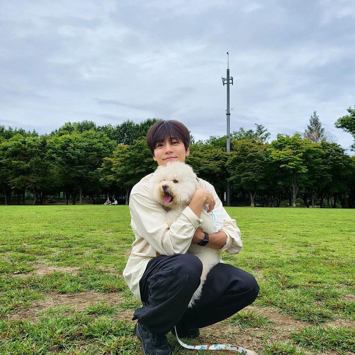 <p>Lee Hyun Woo berada di urutan ketiga sebagai pemain yang bisa membuat penonton terkena <em>second lead syndrome</em>, Bunda. Perannya sebagai Lee Bo Gyeom, seorang guru sejarah di SMA yang sangat menyukai anjing. (Foto: Instagram @hihyunwoo)</p>