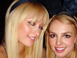Klaim Paris Hilton Jadi Penemu Selfie