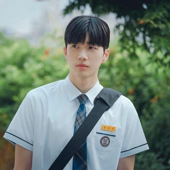 <p>Pemeran Jung In Gyu, yaitu Kang Hoon dalam drama <em>A Time Called You</em> juga dinilai sebagai <em>second lead syndrome</em>, Bunda. Karakternya yang terjebak dalam cinta segitiga menarik perhatian para penonton, Bunda. (Foto: Instagram @khoonyy)</p>
