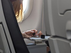 Traveler Bikin Geram karena Pakai Kutek di Penerbangan