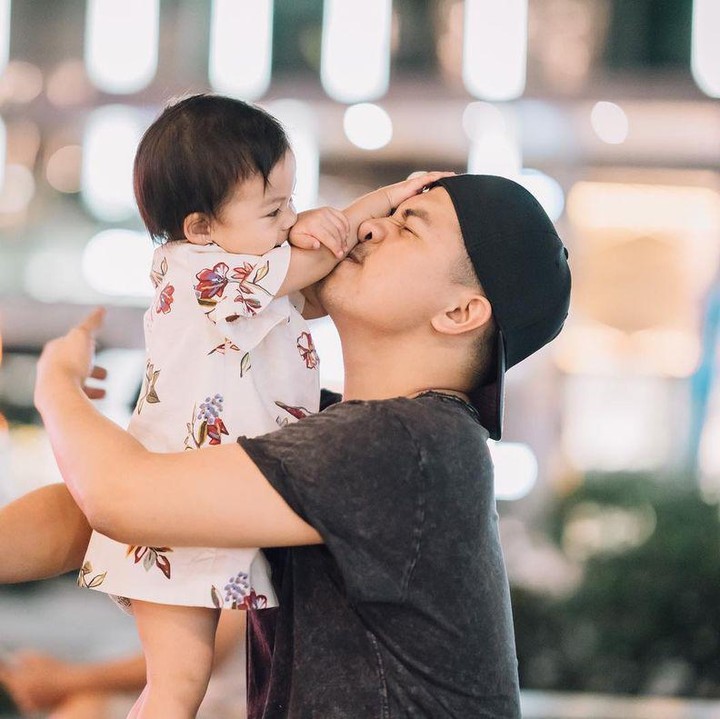 <p>Sejak anak perempuannya, Nastusha Olivia Alinskie, terlahir, Glenn Alinskie pun resmi menjadi Ayah. Ia pun mempelajari berbagai hal mulai dari mengganti popok hingga memandikan Si Kecil. "Ganti popok dan mandiin saya sudah belajar dari minggu pertama dan kedua. Saya berusaha belajar gimana caranya ganti popok terus mandiin. Terus pakein apa kalau merah-merah atau apa. Seru banget," ungkapnya dikutip <em>detikcom</em>. (Foto: instagram: @glennalinskie)</p>