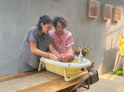 7 Potret Ayah Artis Bantu Mandikan Bayi Baru Lahir hingga Ganti Popok