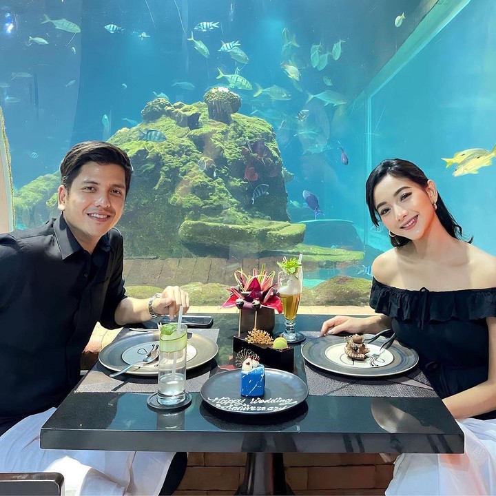 <p>Glenca membagikan momen romantis ini dengan menyisipkan caption romantis. "Selamat ulang tahun pernikahan ke-1, bersama selamanya. 20.11.23," tulisnya menggunakan Bahasa Inggris. (Foto: Instagram: @glencachysaraofficial)</p>