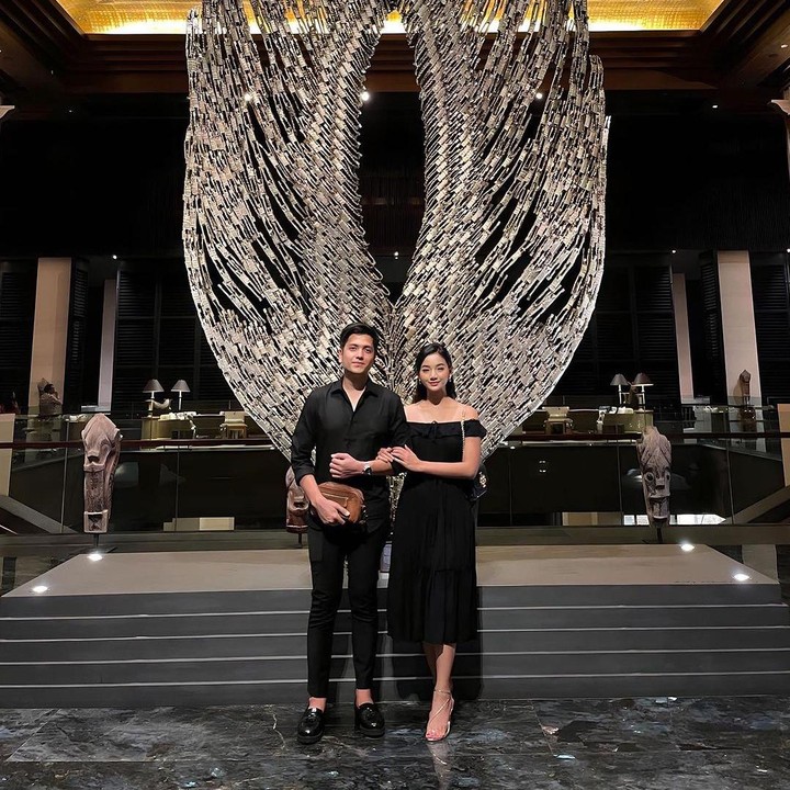 <p>"<em>Happy anniversary,</em> semoga bahagia selalu selamanya. Kalian pasangan favorit," kata seorang netizen. "<em>The real Ikatan Cinta</em>," ungkap netizen lainnya. (Foto: Instagram: @glencachysaraofficial)</p>