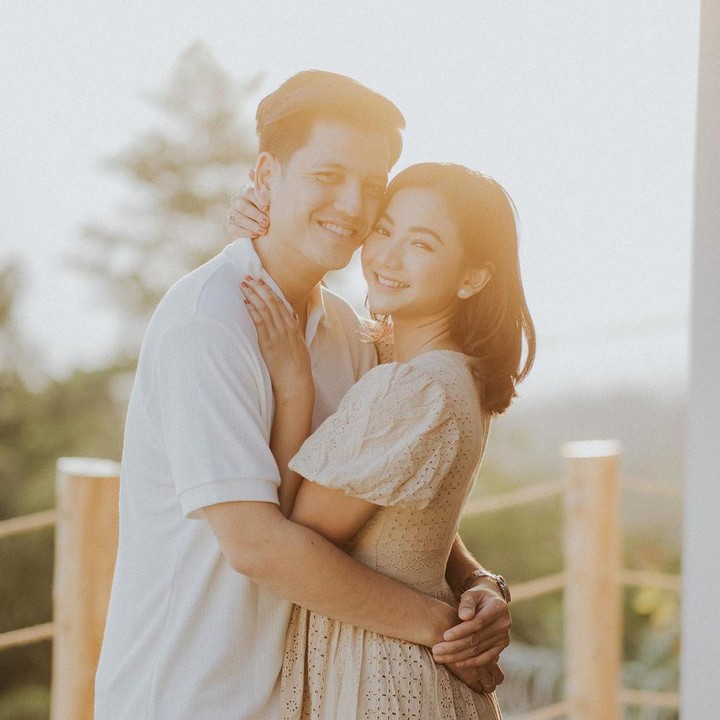 <p>Pasangan Glenca Chysara dan Rendi John memutuskan untuk mengikat janji sehidup semati pada 20 November 2022. Kini, usia pernikahan mereka sudah genap setahun. (Foto: Instagram: @glencachysaraofficial)</p>