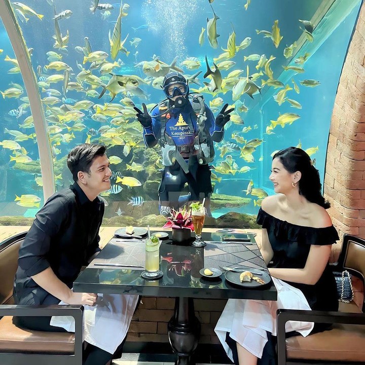 <p>Melihat dari laman Instagram-nya, Glenca dan Rendi melangsungkan makan malam di salah satu hotel di Bali. Di sini, keduanya menyantap makanan dengan ditemani ikan-ikan di akuarium besar, lho. (Foto: Instagram: @glencachysaraofficial)</p>