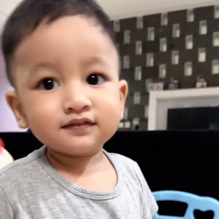 <p>Di usia satu tahun, Kay tumbuh menjadi anak yang aktif dan ceria. Hal ini terlihat ketika sang Bunda mengunggah sebuah video kala Kay bernyanyi dengan sang Ayah. (Foto: Instagram: @calystavannyws)</p>