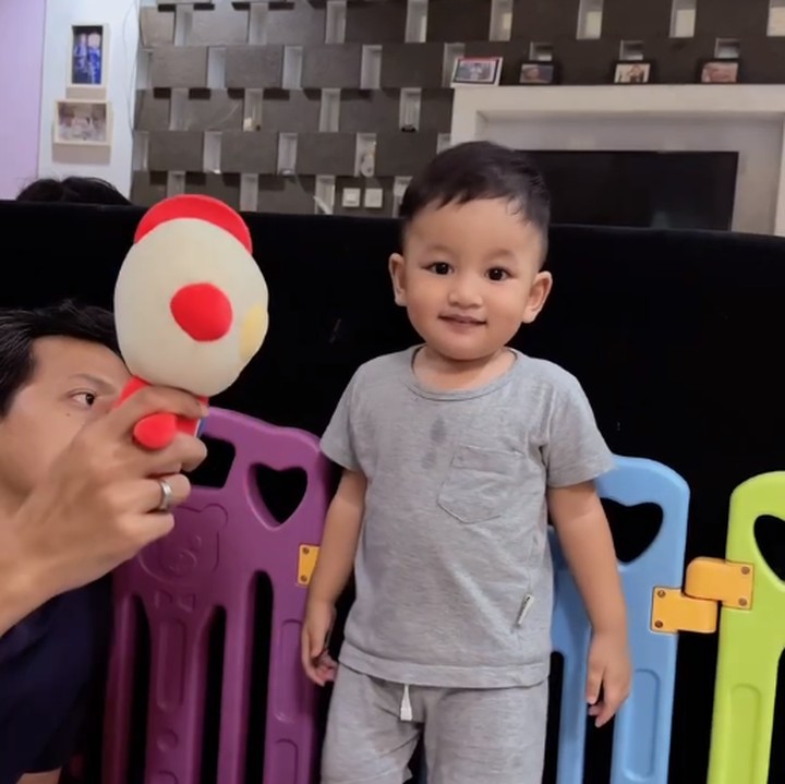 <p>"Kaykeykoy menari dan bernyanyi sama Ayah <em>#masyaallah</em>," tulis Vanny pada laman Instagram-nya seraya memperlihatkan Kay dengan baju warna abu-abu. (Foto: Instagram: @calystavannyws)</p>