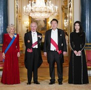 Ratu Camilla Menawan Kenakan Tiara Ratu Elizabeth II di Jamuan Kenegaraan Korea Selatan