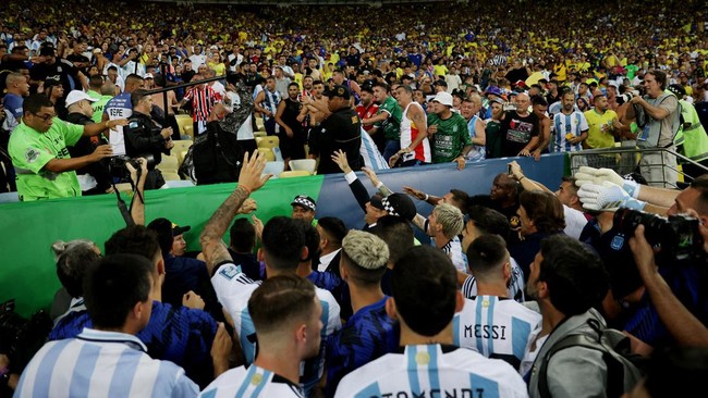 Timnas Argentina memutuskan untuk meninggalkan lapangan setelah melihat fans Argentina dipukuli petugas keamanan Brasil.