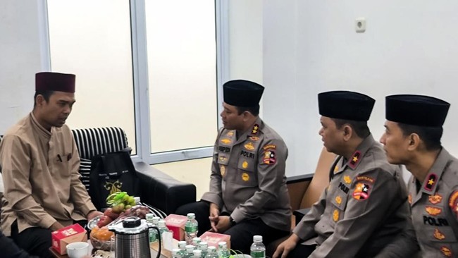 Kasatgas Operasi Nusantara Cooling System Irjen Asep Edi Suheri dan rombongan menemui Ustaz Abdul Somad untuk mengkampanyekan pemilu damai.