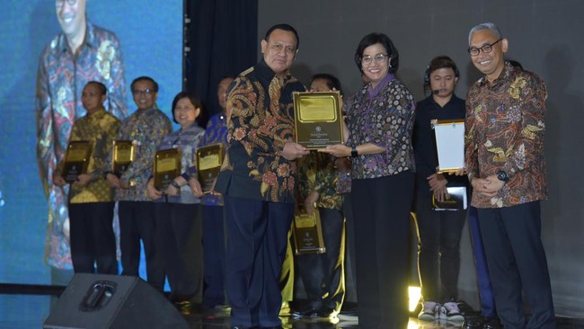 Menkeu Sri Mulyani memberikan penghargaan kepada Ketua KPK Firli Bahuri, Menparekraf Sandiaga Uno dan sejumlah menteri karena bisa memakai anggaran dengan baik.