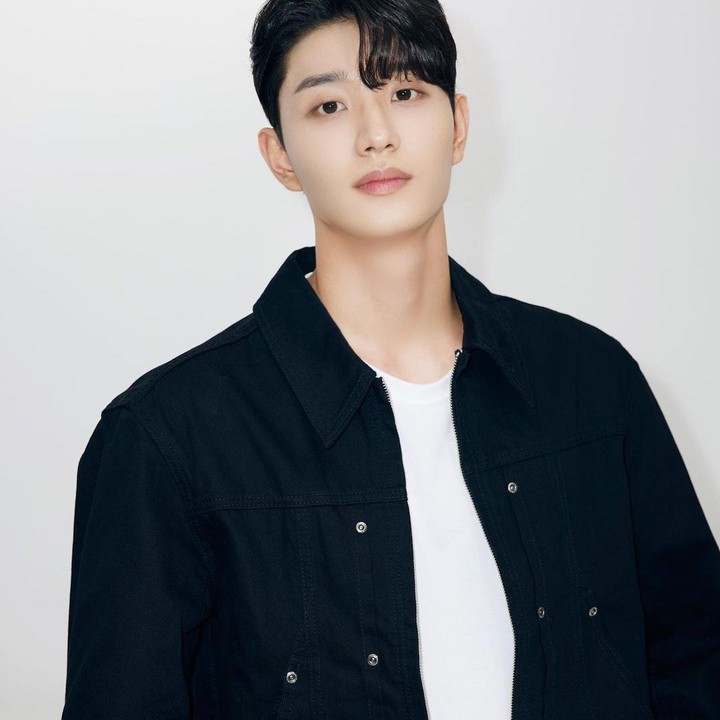 <p>Terakhir, ada Kim Jae Won yang berperan sebagai Cheon Sa Rang dalam drama <em>King The Land</em>. Perannya sebagai pegawai hotel membuat para penonton penasaran nih, Bunda. (Foto: Instagram @rlawodnjs_)</p>
