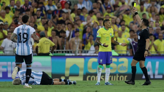 Duel keras Brasil vs Argentina berakhir imbang 0-0 pada babak pertama Kualifikasi Piala Dunia 2023 di Stadion Maracana, Rio de Janeiro, Rabu (22/11).