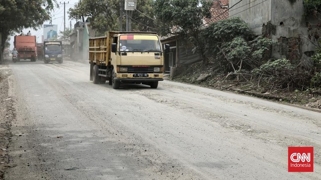 Kendaraan komersial jenis truk yang dipakai mengangkut beban berat setiap hari sehingga dianggap sebagai "mobil capek".