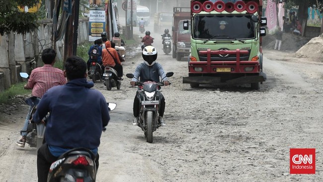 Warga mengadu jalan rusak Parung Panjang sudah 14 orang seolah nyawa mereka tak ada harga.