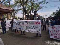 Warga Sinjai Geruduk DPRD Tuntut Kades Digerebek Bareng Wanita di Kos Dicopot