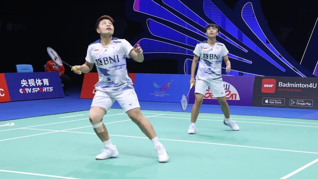Apriyani Rahayu/Siti Fadia Silva berhasil mengalahkan Mayu Matsumoto/Wakana Nagahara dengan skor 11-21, 21-16, 21-18 dalam duel 1 jam 24 menit.