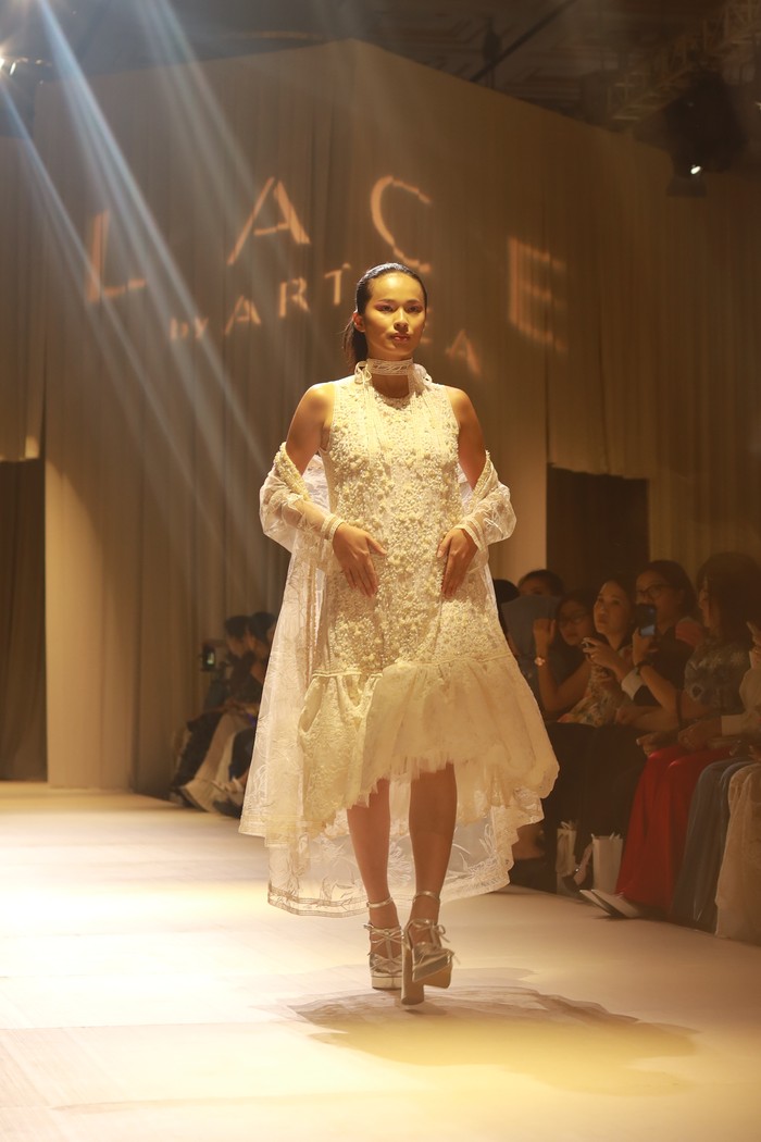 Peragaan kolektif dari lini Artkea menampilkan 80 looks dan 130 pakaian, masing-masing punya tema berbeda. Tiap desainnya membawa pesan kebersamaan, nilai keluarga, dan komitmen kualitas tinggi/ Foto: Courtesy of ARTKEA