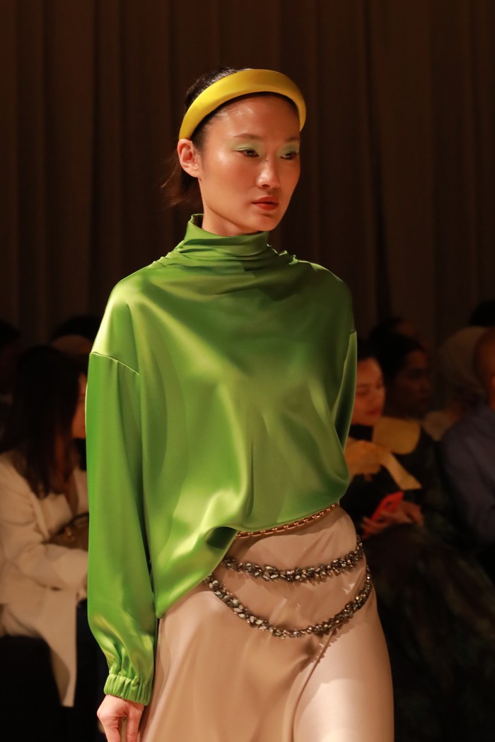 Desain yang modern dan segar pada tiap lini dipersembahkan. Seperti pada koleksi dari lini Artkea Colors yang memainkan warna, bahan mengkilap, serta eksperimen model pakaian/ Foto: Courtesy of ARTKEA