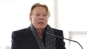 Axl Rose Guns N' Roses Dituding Perkosa Model Majalah Dewasa pada 1989