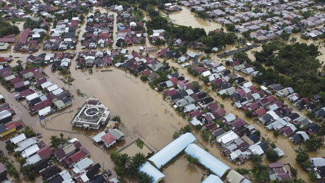 Banjir di Kabupaten Aceh Selatan membuat akses jalan lintas nasional Banda Aceh - Medan lumpuh total dengan ketinggian air mencapai 1,2 meter.