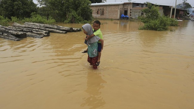 Empat desa di Aceh Barat banjir hingga setinggi 50 sentimeter imbas curah hujan dan luapan air sungai.