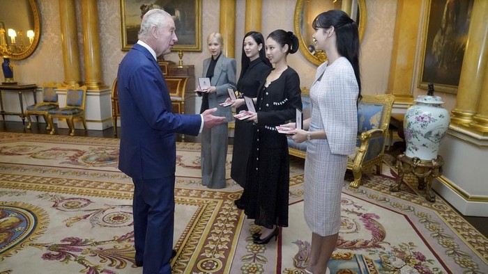 Lisa, Rose, Jisoo dan Jennie berpose dengan medali kehormatan, Anggota Ordo Kerajaan Inggris, yang diberikan kepada mereka sebagai pengakuan atas peran sebagai advokat COP26 pada KTT COP26 di Glasgow 2021, di London, Inggris.