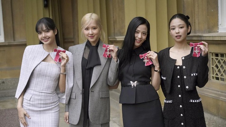 Lisa, Rose, Jisoo dan Jennie berpose dengan medali kehormatan, Anggota Ordo Kerajaan Inggris, yang diberikan kepada mereka sebagai pengakuan atas peran sebagai advokat COP26 pada KTT COP26 di Glasgow 2021, di London, Inggris.