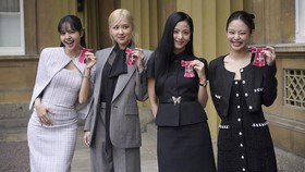 Gaya BLACKPINK Bak Bangsawan saat Terima Gelar Kehormatan MBE