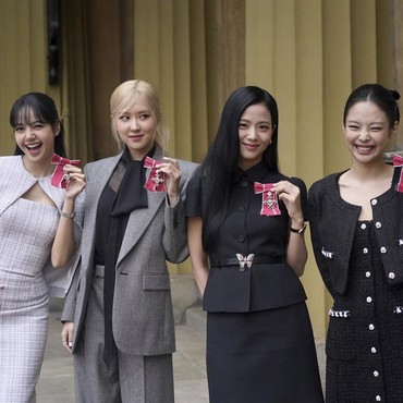 Kunjungi Buckingham, BLACKPINK Terima Ini dari Raja Charles