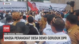 VIDEO: Massa Perangkat Desa Demo Geruduk DPR