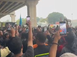 Demo Buruh di Cikarang Memanas, Massa Saling Dorong dengan Aparat