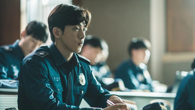 Sinopsis Vigilante tentang aksi Nam Joo-hyuk, mahasiswa akademi polisi yang main hakim sendiri terhadap penjahat karena luka masa lalu.