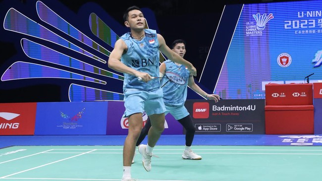 Fajar Alfian/Muhammad Rian Ardianto menelan kekalahan di babak 16 besar China Masters 2023. Fajar mengalami cedera di laga tersebut.