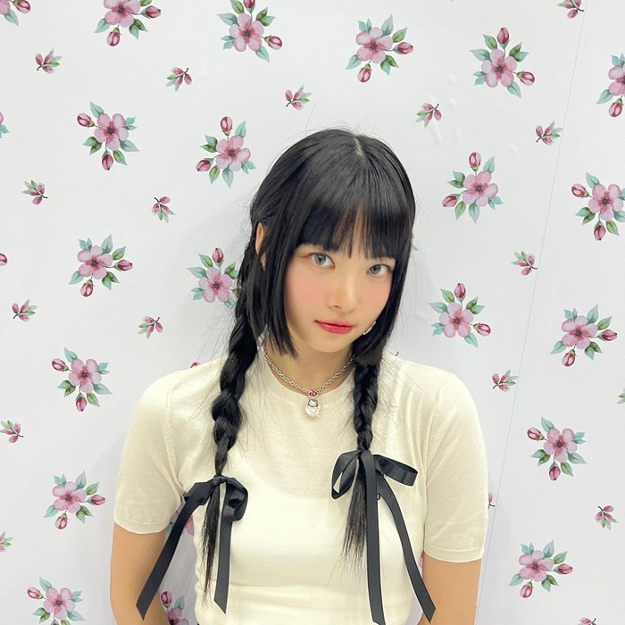 Hime haircut juga bisa membuat kepang rambutmu terlihat lebih manis seperti Hong Eunchae Le Sserafim ini./ Foto: Instagram/hhh.e_c.v