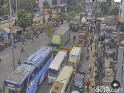 Pengendara Terjebak Macet Sejam di Jalur Pantura Bekasi Imbas Demo Buruh