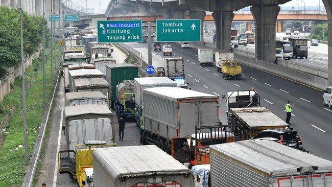 Tarif Tol Jakarta-Cikampek dan jalan layang MBZ terbaru usai diumumkan naik.