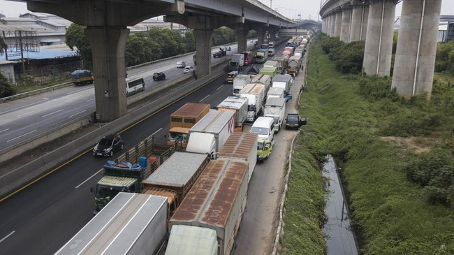 Korlantas Polri mengatakan pintu keluar Tol Bekasi Barat, di ruas KM 13-KM 8 Tol Japek, mengalami kemacetan imbas dari banjir di jalur arteri Bekasi Barat.