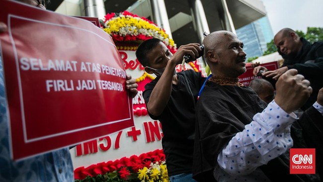 Mantan Ketua KPK Abraham Samad mengatakan aksi cukur rambut hingga plontos ini sebagai simbol agar KPK harus dibersihkan.