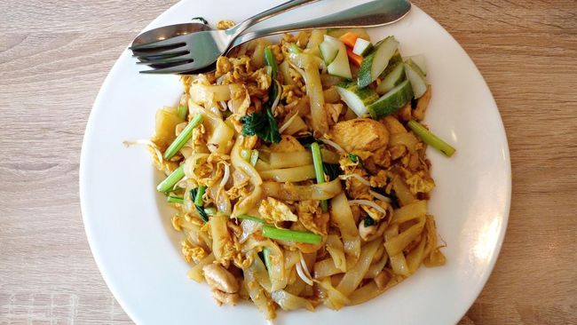 Saat bosan makan nasi, kwetiau goreng bisa jadi alternatif menu harian. Kamu bisa mencoba resep kwetiau goreng yang gurih dan bikin nagih berikut ini.
