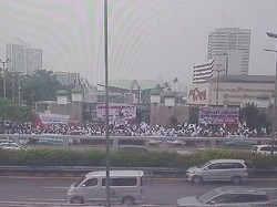 Jalan Depan DPR Dipenuhi Massa Demo, TransJ Arah Slipi Dialihkan ke Tol