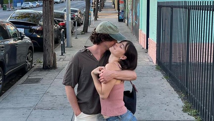 Logan Lerman Lamar Kekasih Ana Corrigan Setelah 3 Tahun Pacaran, Sweet Banget!