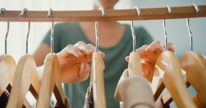 Alasan Harus Punya Capsule Wardrobe, Tren Minimalis Masa Kini