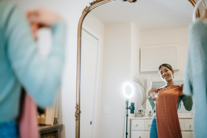 Alasan Harus Punya Capsule Wardrobe, Tren Minimalis Masa Kini